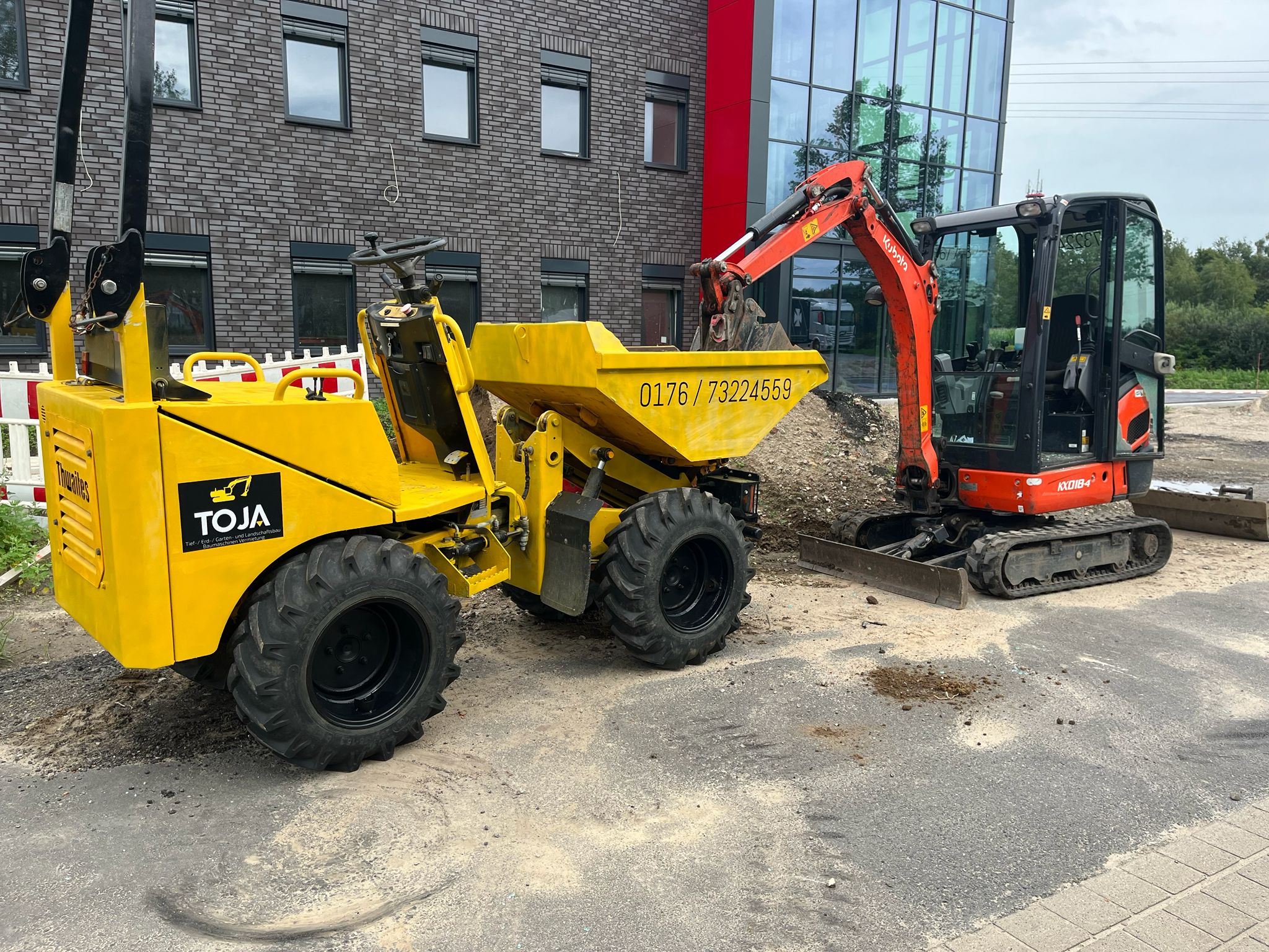 TOJA Bau Dumper und Kubota Minibagger auf der Baustelle
